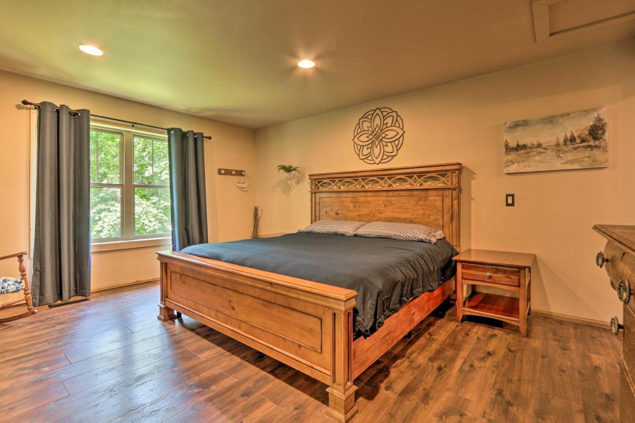 Butler Cabin On 19 Acres With Hot Tub And Fire Pit! Eksteriør billede