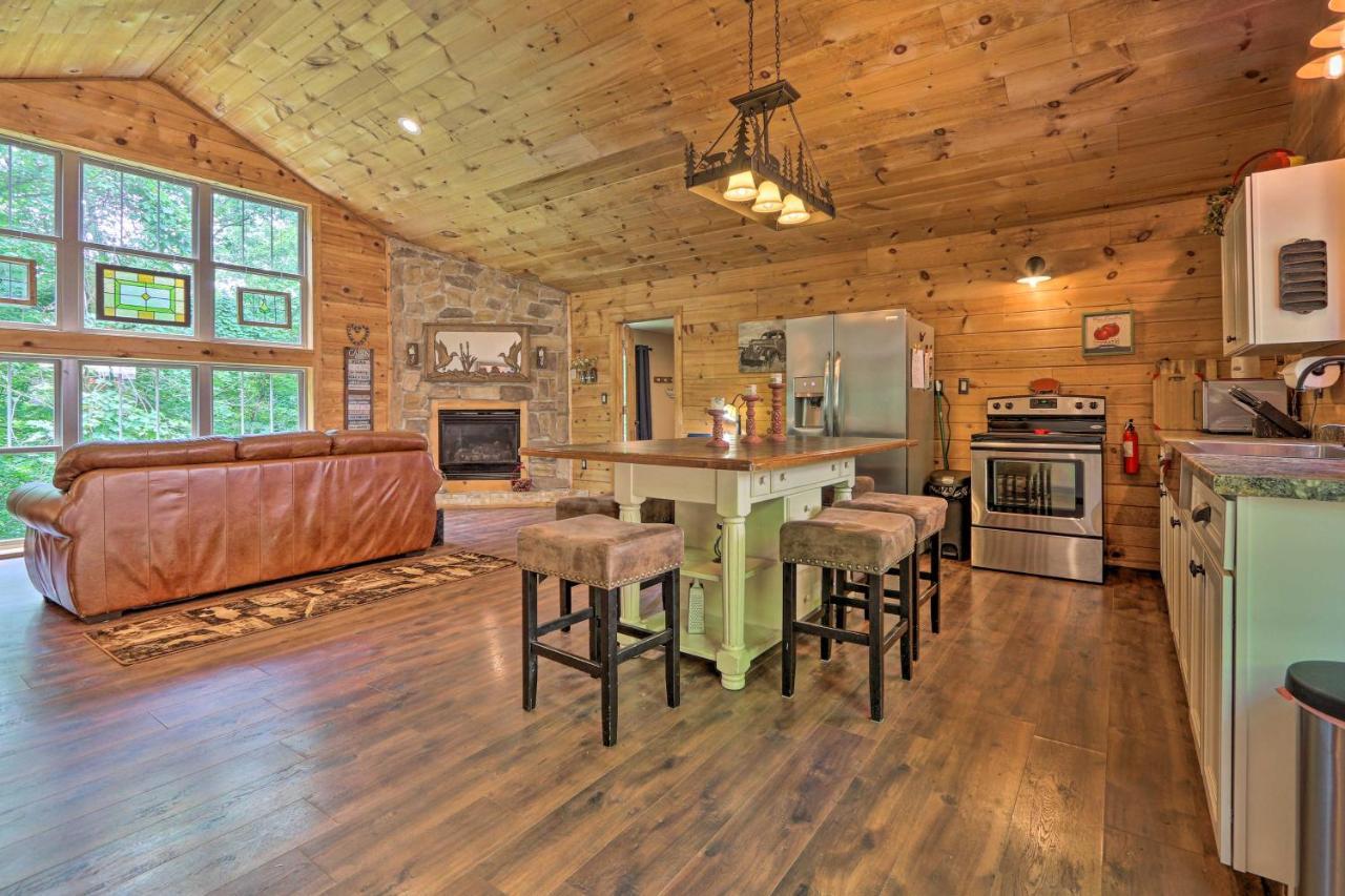 Butler Cabin On 19 Acres With Hot Tub And Fire Pit! Eksteriør billede